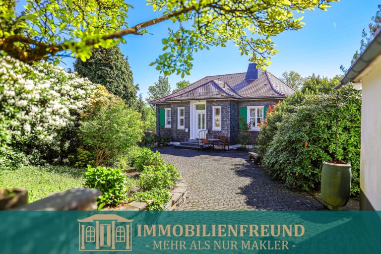 Ein Haus wie aus dem Bilderbuch – Einfamilienhaus in Cronenberg auf riesigem Grundstück