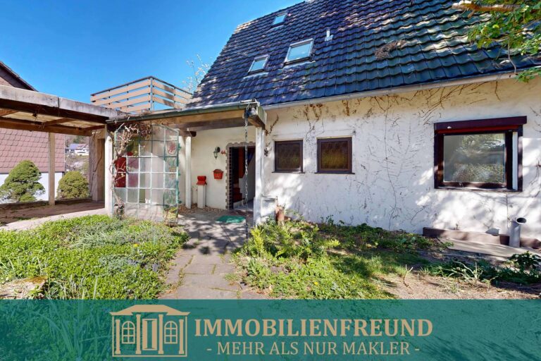 Freistehendes Einfamilienhaus mit Einliegerwohnung auf großzügigem Hanggrundstück