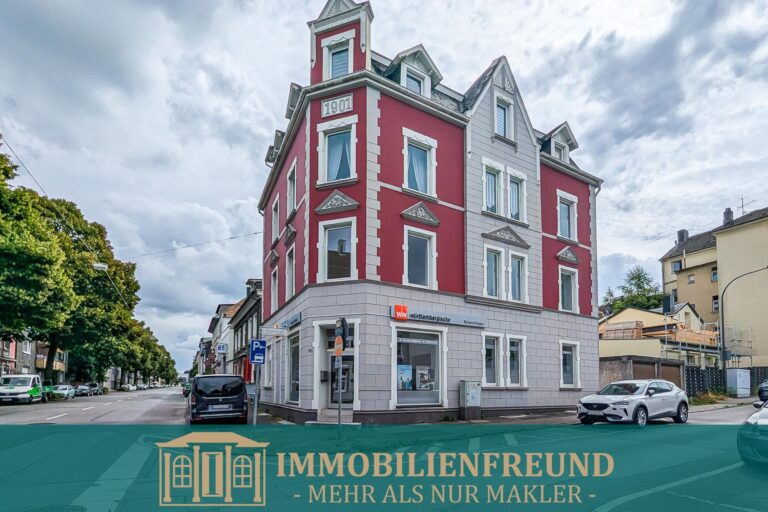 Kapitalanlage mit Substanz: Gründerzeit-Eckhaus mit Ladenlokal, drei Wohnungen und zwei Garagen